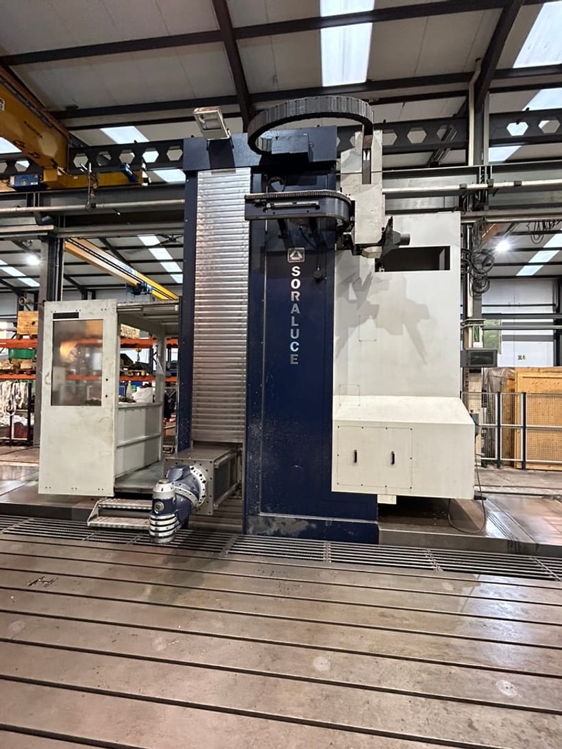 Fresadora de columna móvil con cabezal automático